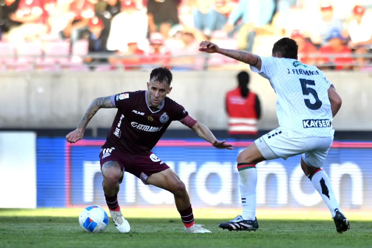 Sebastián Gallegos se despidió de Deportes La Serena y lo sufre Felipe Gutiérrez (Foto: Photosport)