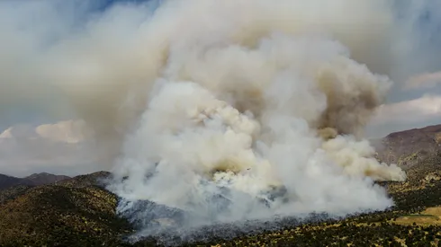 Incendio forestal en Las Condes pone en peligro el Claro Arena (Foto: Javier Torres/Aton Chile)