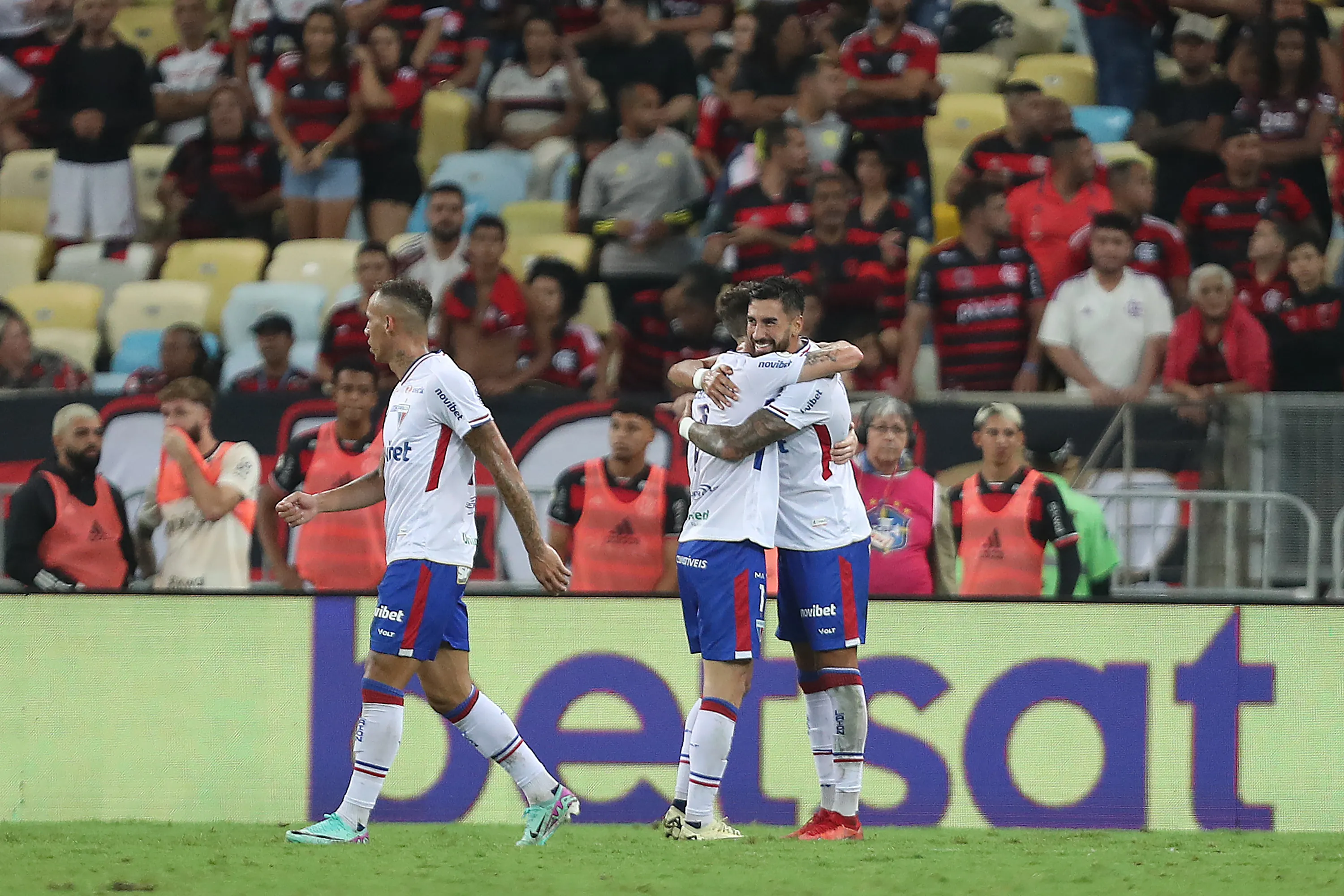 Lucero podría dejar en el olvido al Cacique y ponerse la camiseta del cuadro azul | FOTO: Wagner Meier/Getty Images)