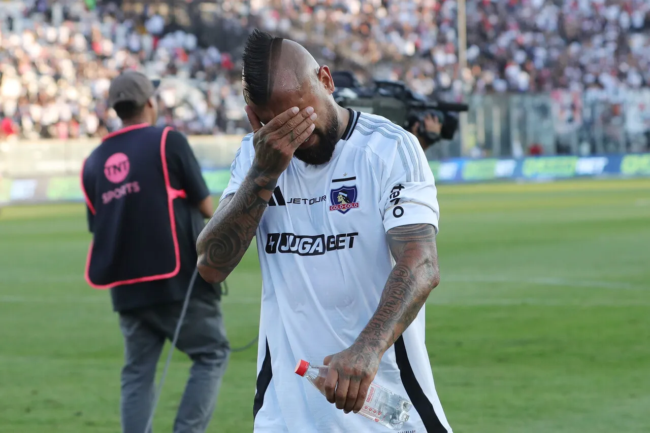 Arturo Vidal refleja el dolor de un año para el olvido en Colo Colo (Photosport).