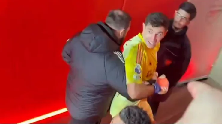 Emiliano Martínez vivió una tarde para el olvido en Inglaterra