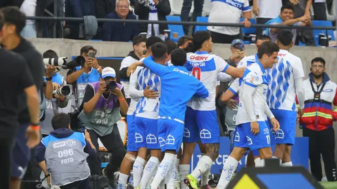 Una de las promesas de la UC partiría a Primera B. Football, Universidad Catolica vs Union La Calera 30th turn, 2025 First division league. Universidad Catolica’s player Eduard Bello, center, celebrates his goal during first division league match against Union La Calera at the Claro Arena stadium in Santiago, Chile. 06/12/2025 Jonnathan Oyarzun/Photosport