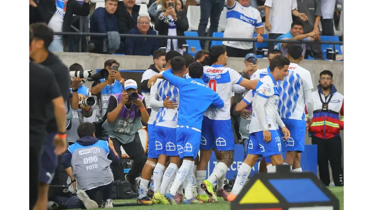 Una de las promesas de la UC partiría a Primera B. Football, Universidad Catolica vs Union La Calera 30th turn, 2025 First division league. Universidad Catolica’s player Eduard Bello, center, celebrates his goal during first division league match against Union La Calera at the Claro Arena stadium in Santiago, Chile. 06/12/2025 Jonnathan Oyarzun/Photosport