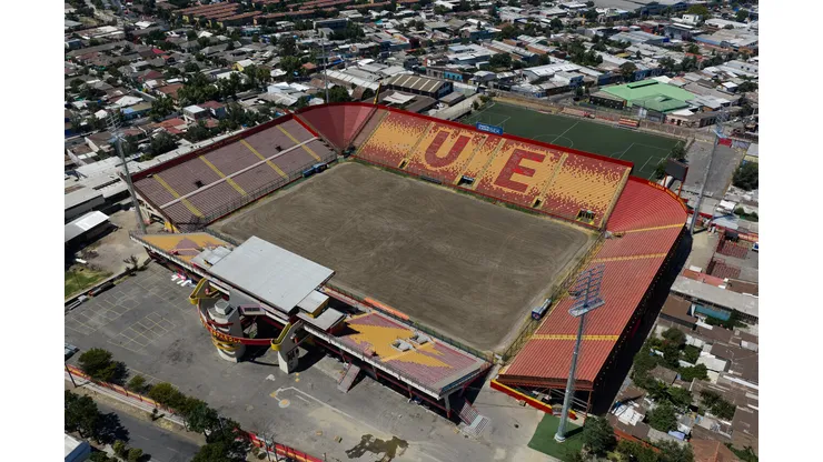El Estadio Santa Laura se encuentra sin césped. (Foto: Photosport)