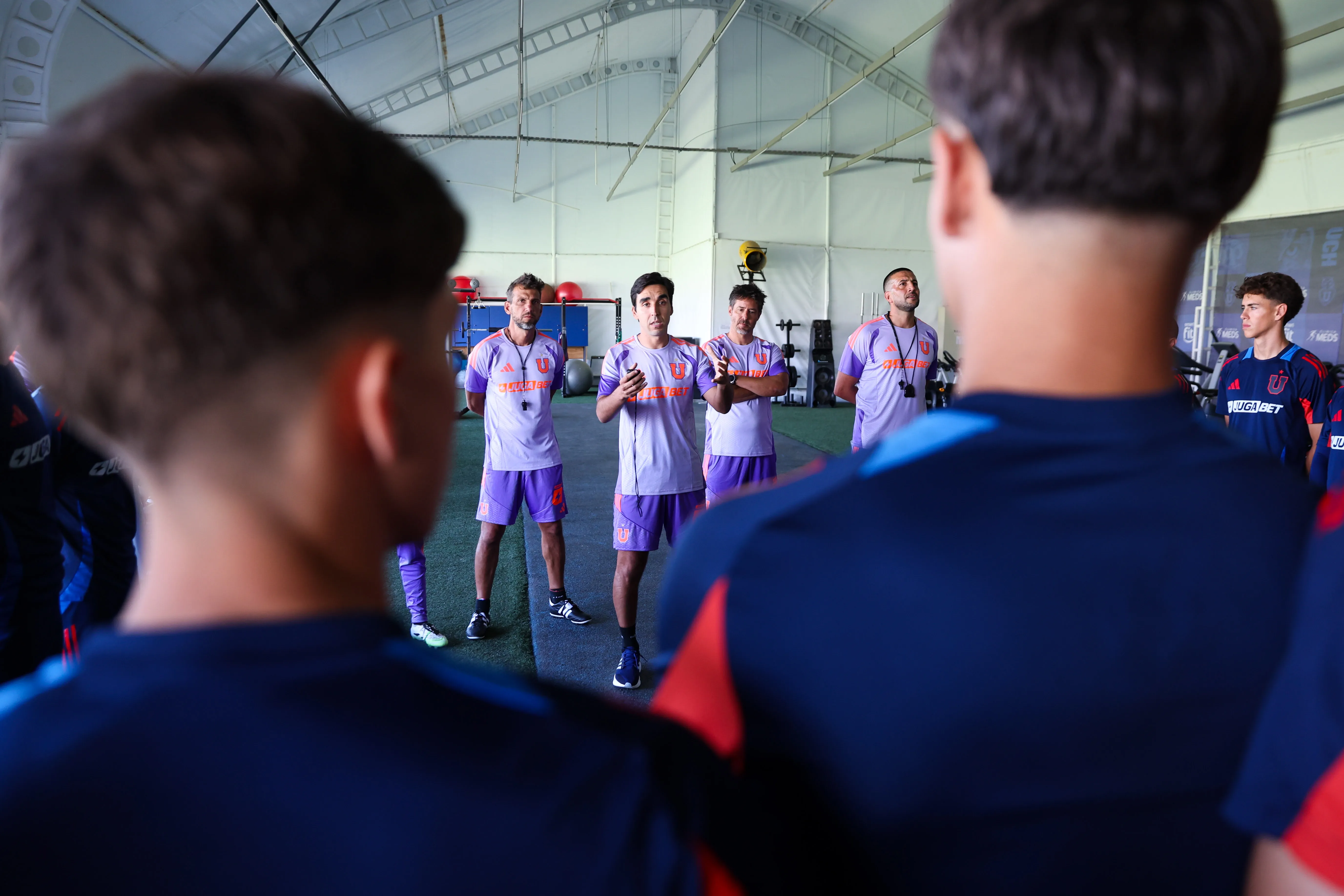 Paqui Meneghini conversando con los jugadores de la U | FOTO: Universidad de Chile