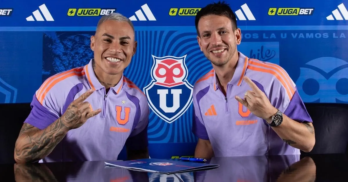 Eduardo Vargas firmó contrato y posa junto a Manuel Mayo en la U (UdeChile.cl).