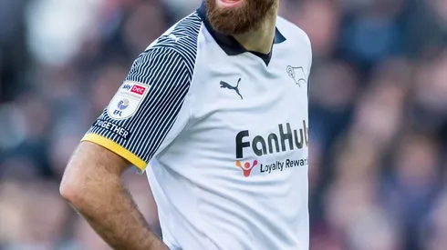 El chileno-inglés marcó un golazo en la caída del Derby County