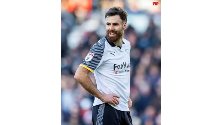 El chileno-inglés marcó un golazo en la caída del Derby County