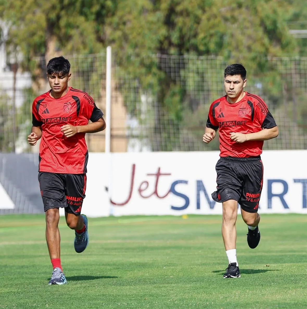 Matías Moya junto a Tomás Alarcón en la pretemporada de Colo Colo. (Foto: @colocolooficial)