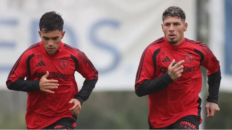 Vicente Pizarro y Alan Saldivia siguen en la pretemporada de Colo Colo a la espera de sus traspasos. (Foto: @colocolooficial)