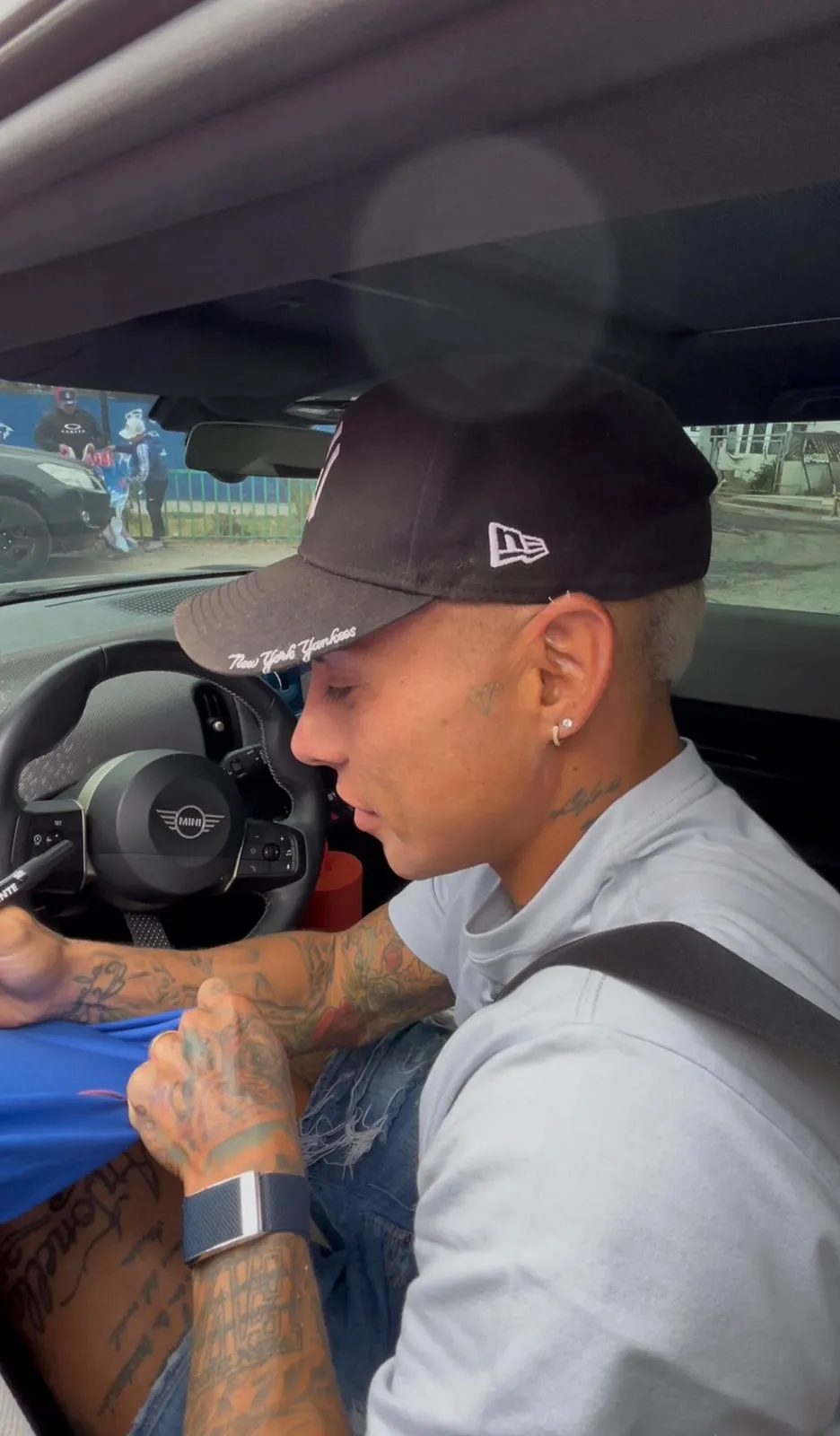 Eduardo Vargas firma camiseta a un feliz hincha que lo esperó durante horas en el CDA (Foto: Bolavip)