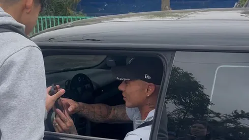 Eduardo Vargas regresó al CDA y los hinchas le hicieron sentir todo el cariño (Foto: Bolavip)