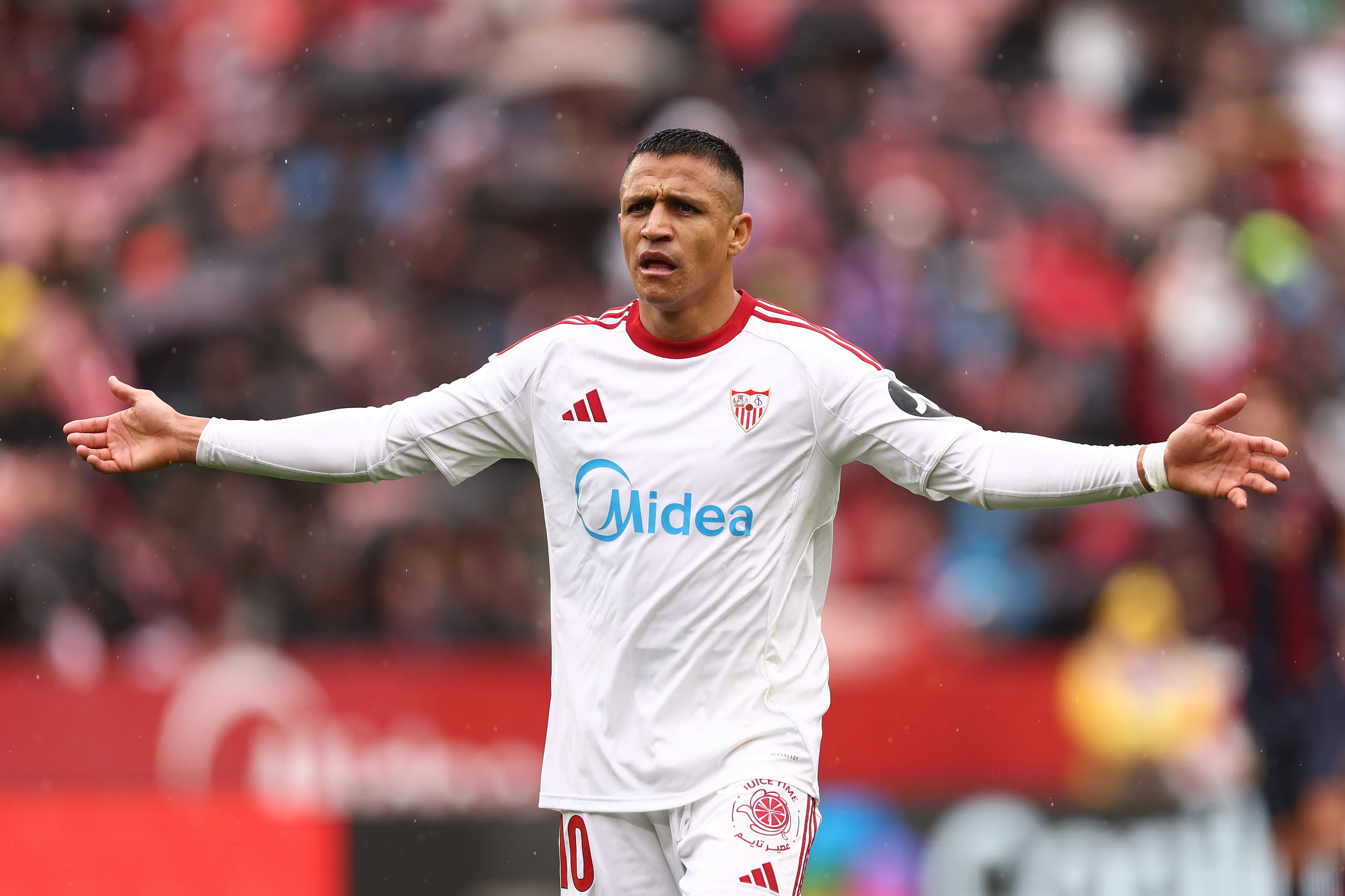 Alexis Sánchez saldrá del Sevilla FC a mediados de 2026. ¿Jugará en Inter de Porto Alegre? (Foto: Getty Images)