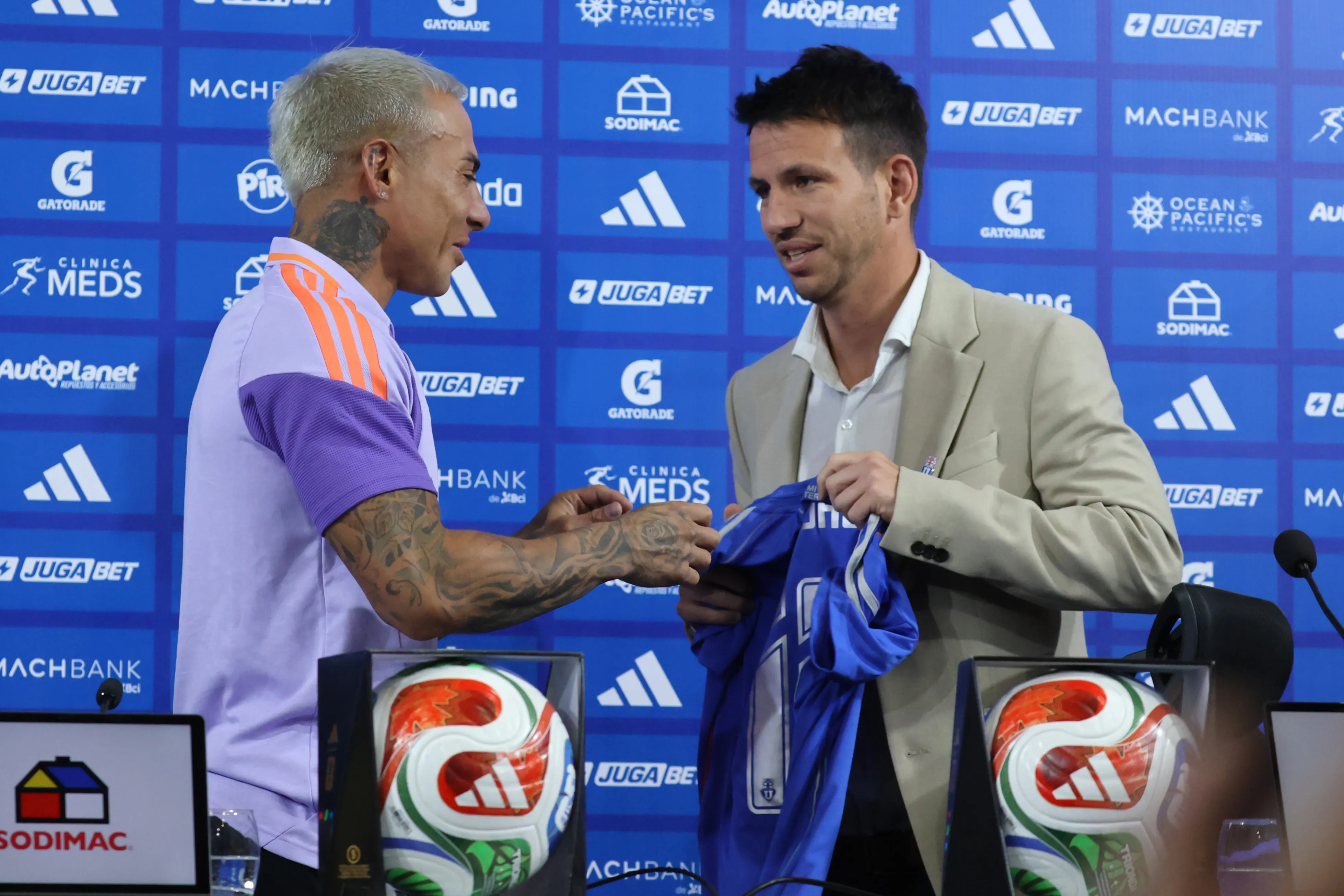 Eduardo Vargas y Manuel Mayo en plena presentación de Turboman en el CDA | FOTO: Dragomir Yankovic/Photosport