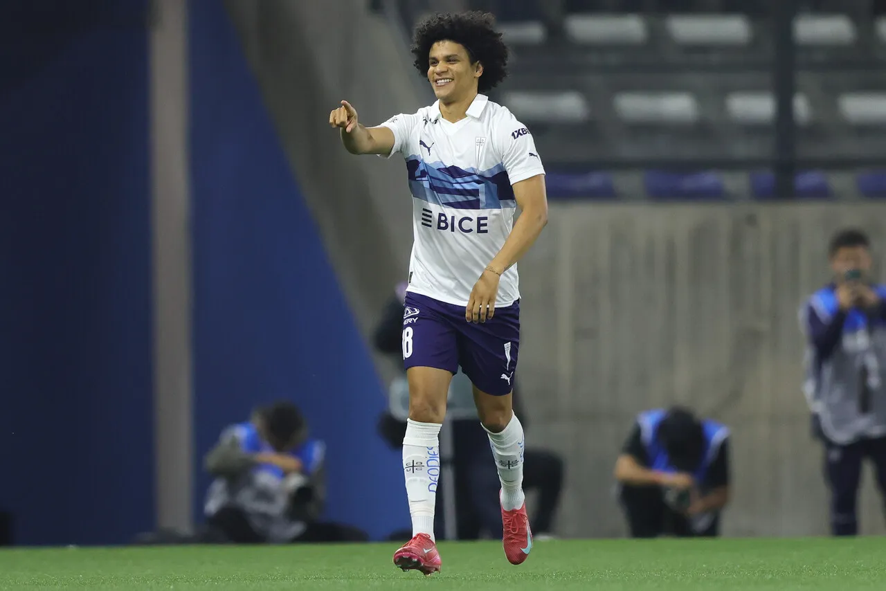 La situación de Bello aún es tema en la UC | Foto: Photosport