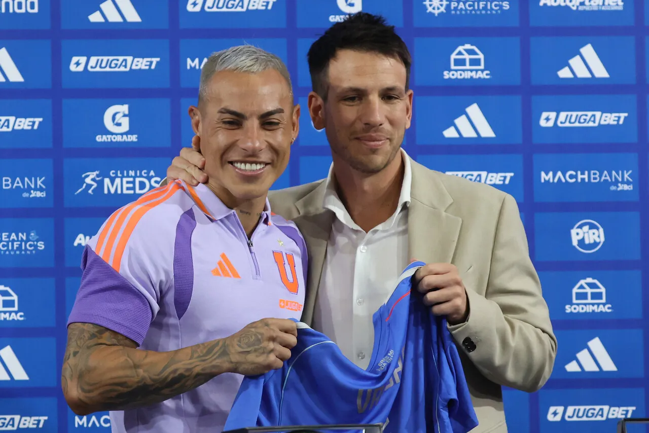 Manuel Mayo presentó a Eduardo Vargas en la U (Photosport).