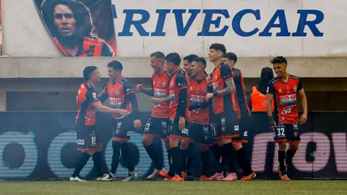 Uno de los delanteros en la carpeta de los albos tiene un pasado como hincha azul.
