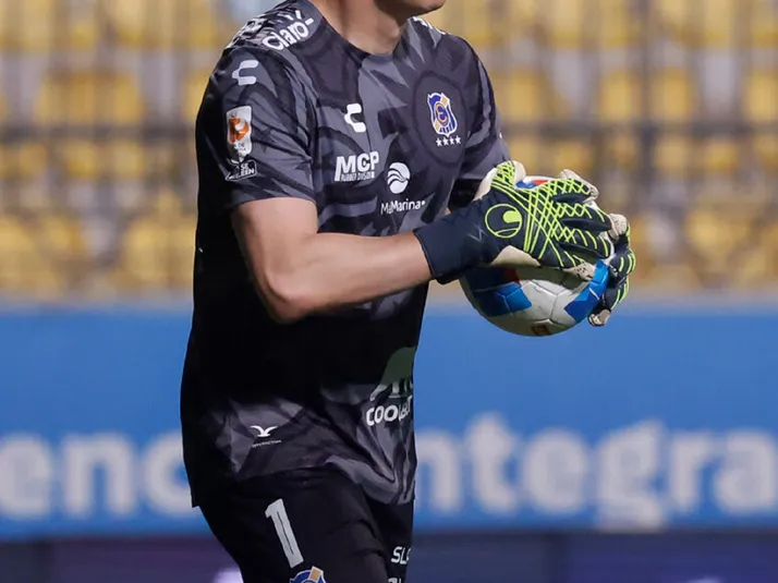 Golpetazo: Everton asegura a portero que fue pretendido por Colo Colo y la U