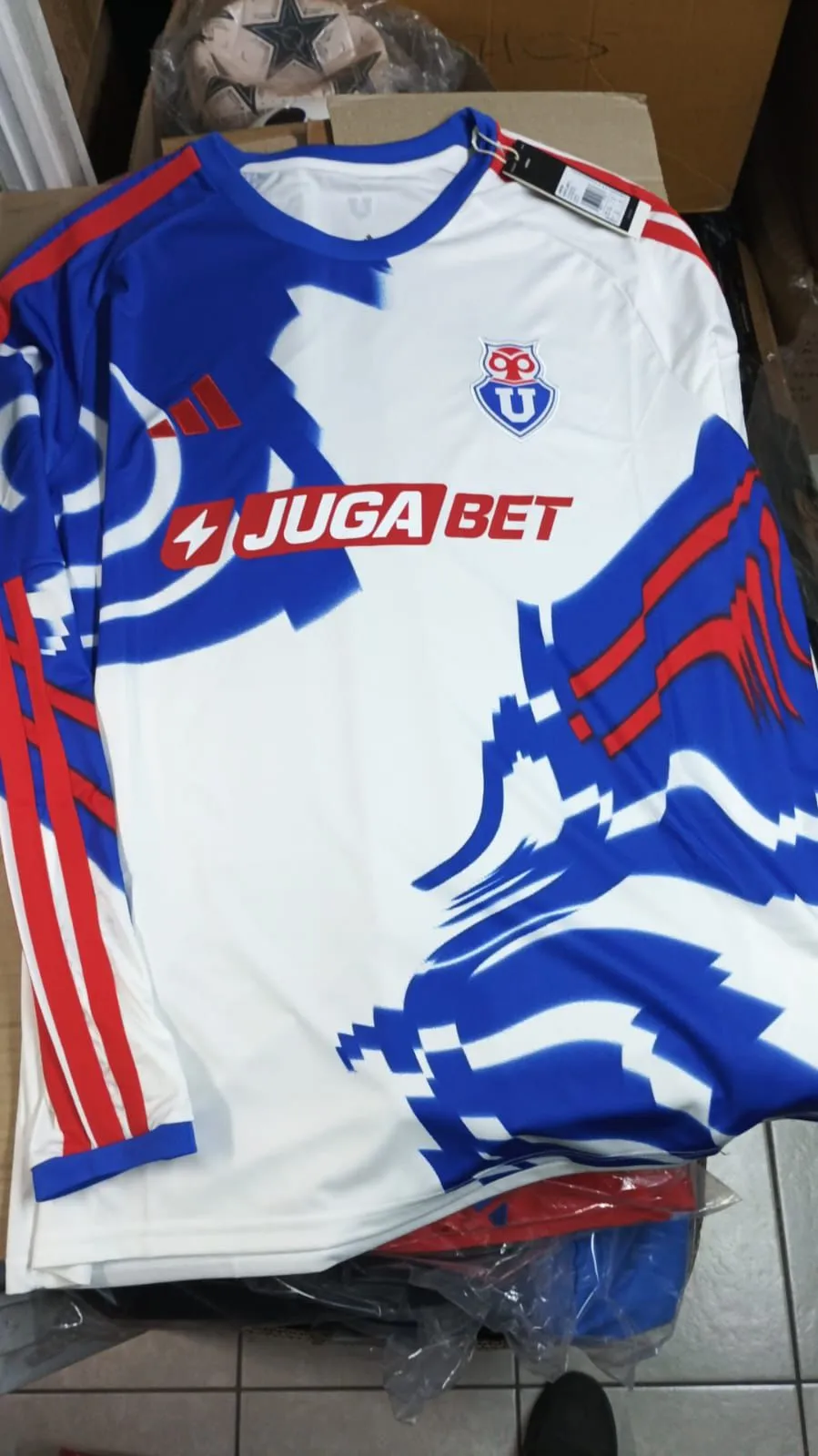 La posible camiseta de visitante de Universidad de Chile posee colores similares a la indumentaria alternativa de La Roja.