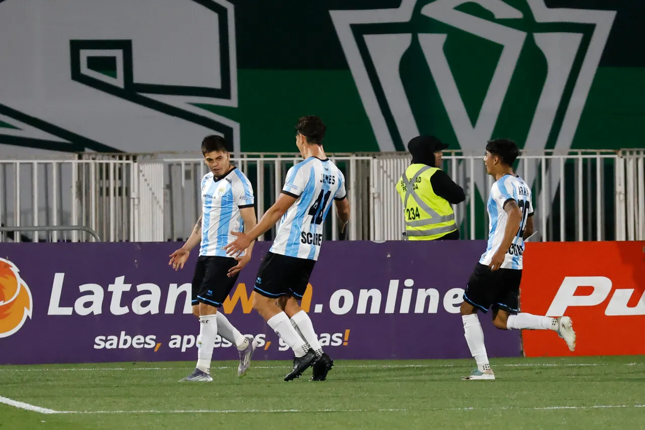 Conelli anotándole un gol a Santiago Wanderers con Magallanes. | Foto: Photosport