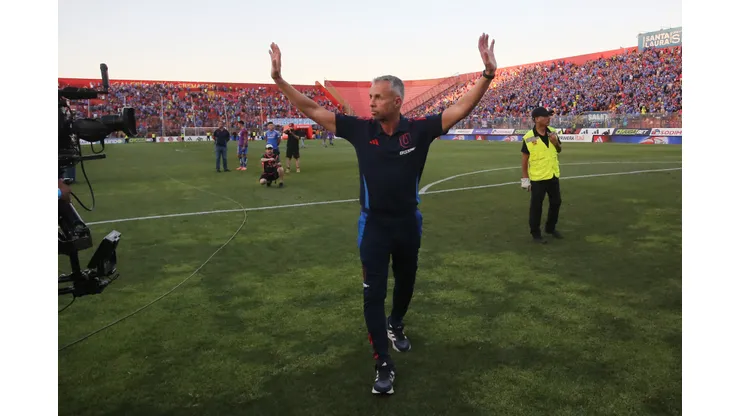El ex técnico de Universidad de Chile le habría mentido al pueblo azul tras descartar un posible arribo a la Selección Peruana.