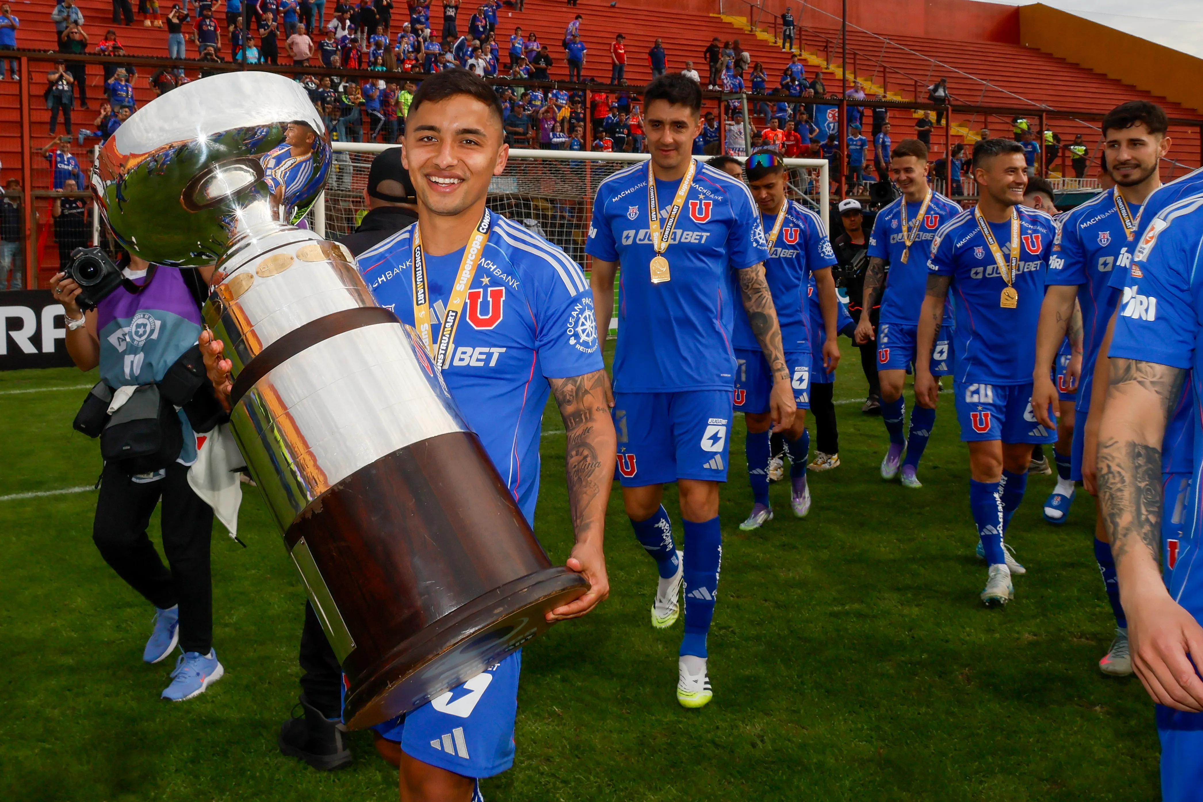 Nicolás Guerra levantando el trofeo de la Supercopa de Chile | FOTO: Andres Pina/Photosport