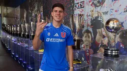 Lucas Romero posando con la camiseta de la U.