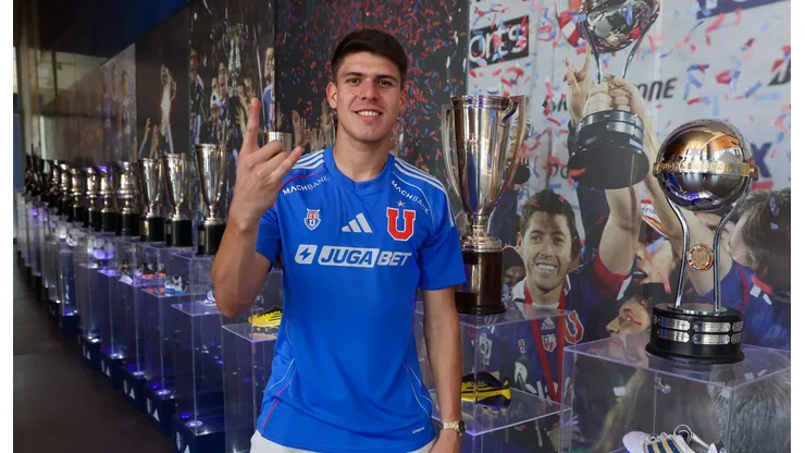 Lucas Romero posando con la camiseta de la U.