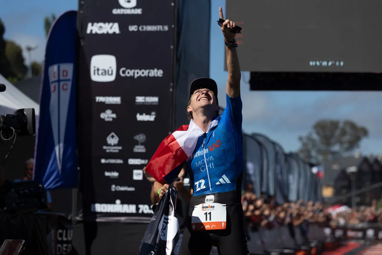 La felicidad de Diego Moya al ganar el Ironman 70.3 de Pucón (Photosport).