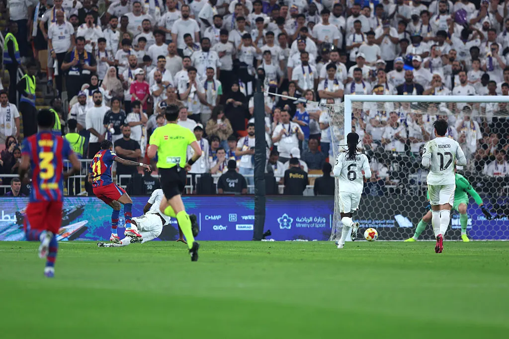 El zurdazo de Raphinha para abrir la cuenta del partido