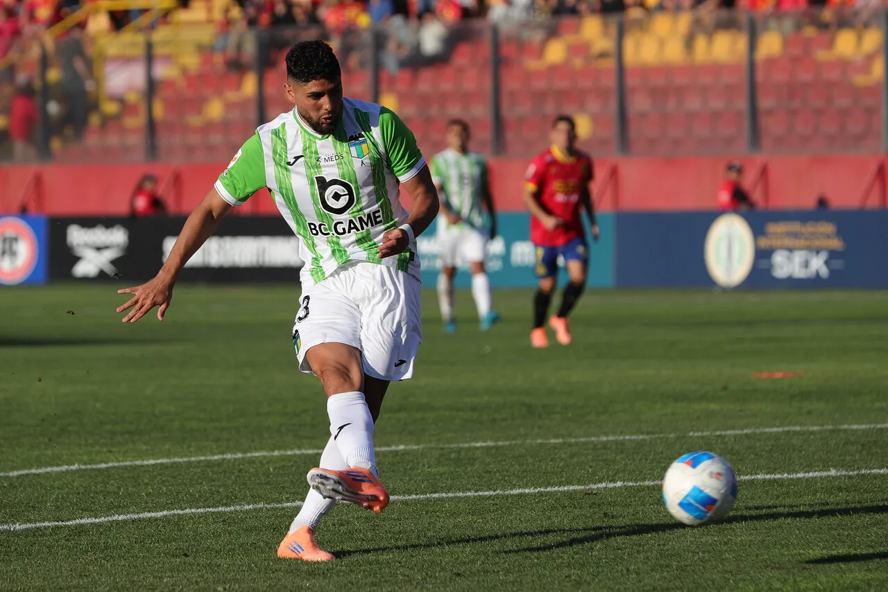 Maximiliano Romero podría llegar a Colo Colo. | Foto: Photosport