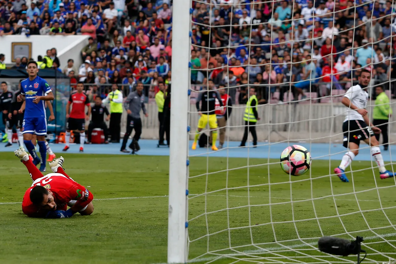 Rivero anotándole a la U. | Foto: Photosport