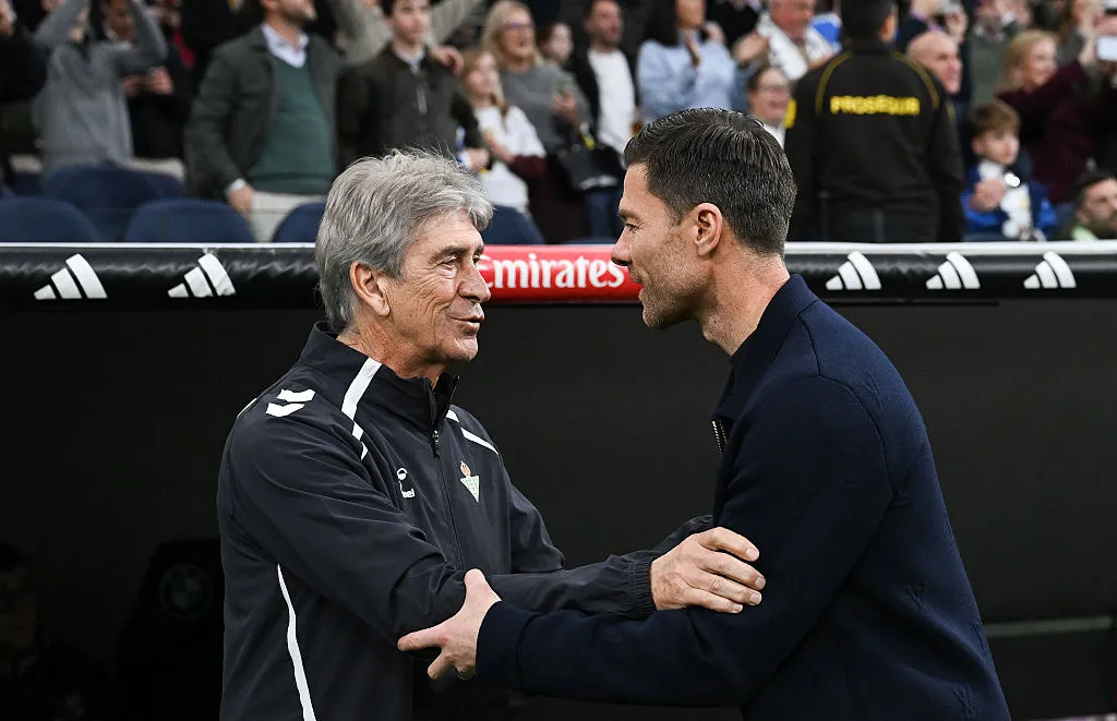 MADRID, SPAIN – JANUARY 04:   Manuel Pellegrini (L), Head Coach of Real Betis, greets  Xabi Alonso, Head Coach of Real Madrid, before the LaLiga EA Sports match between Real Madrid CF and Real Betis Balompie at Estadio Santiago Bernabeu on January 04, 2026 in Madrid, Spain. (Photo by Denis Doyle/Getty Images)