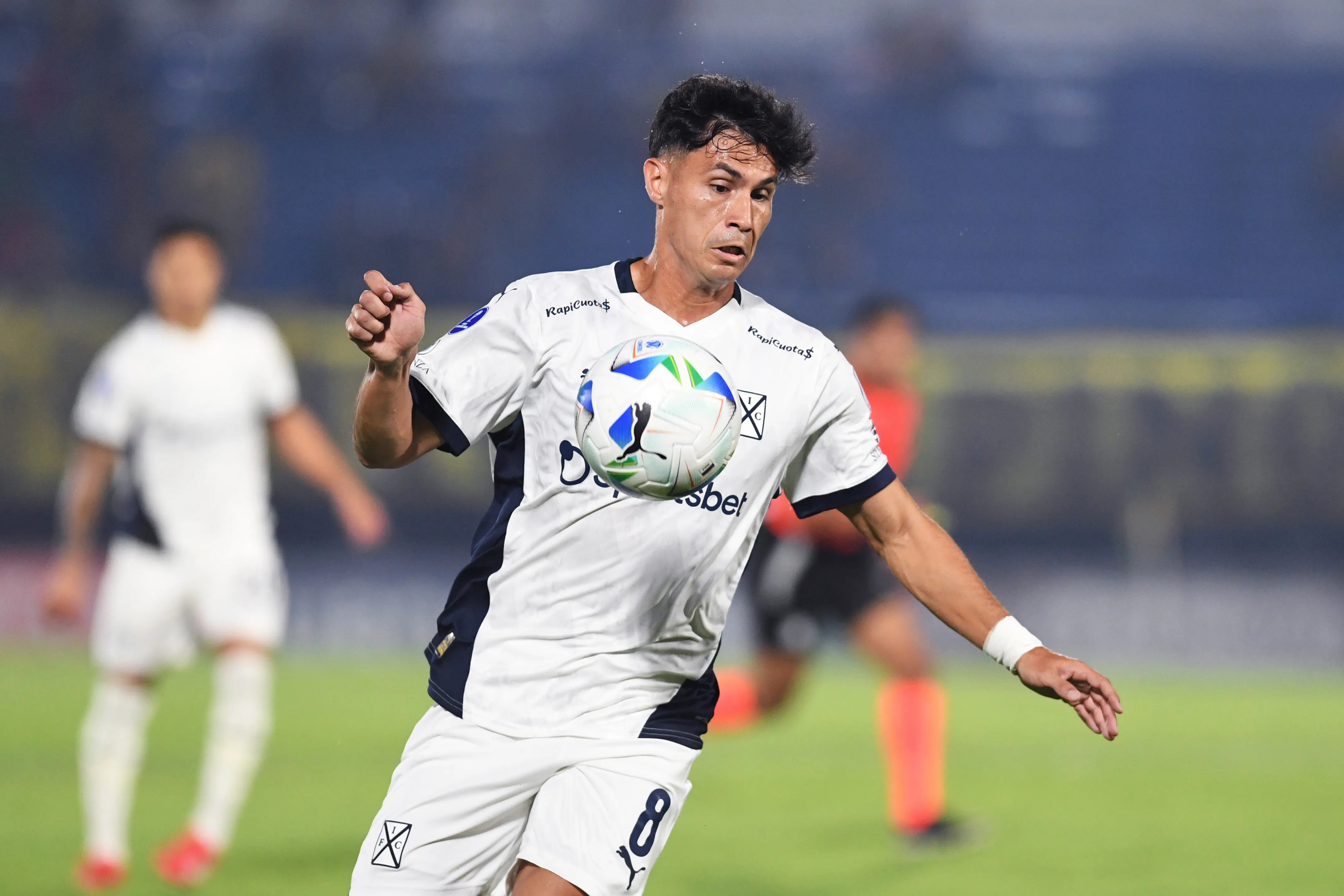 Pablo Galdames podría salir del Rojo en búsqueda de mayor protagonismo | FOTO: Christian Alvarenga/Getty Images