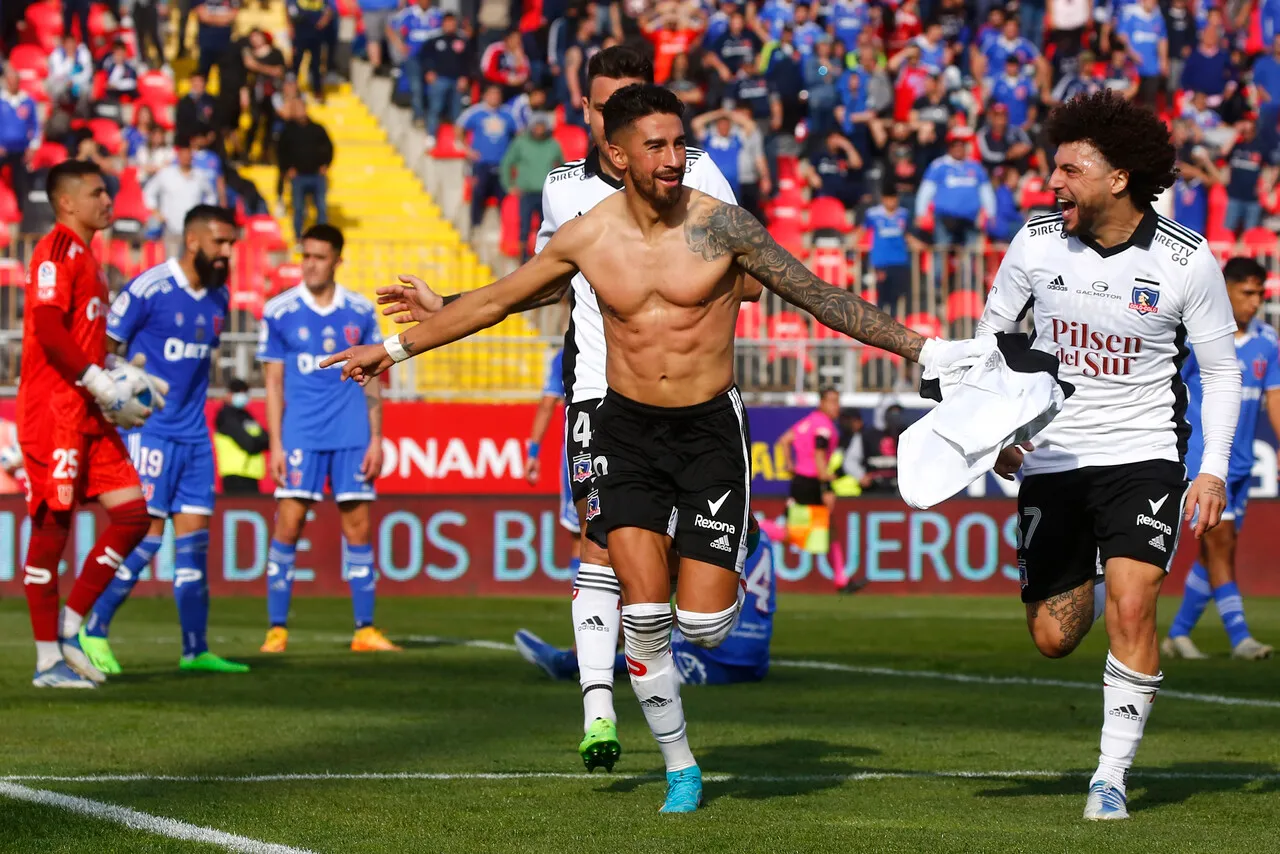 Juan Martín Lucero festejando en un Superclásico con la camiseta de Colo Colo (Photosport).