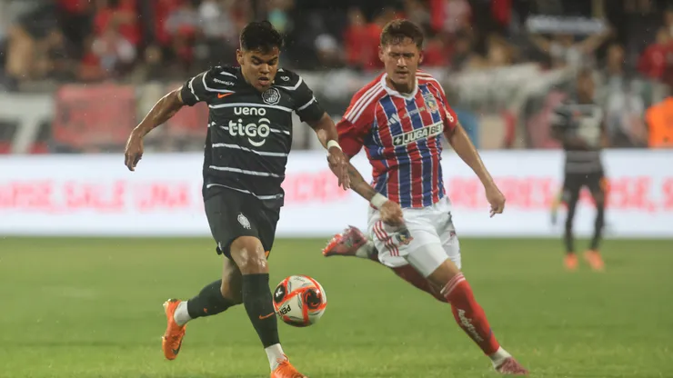 Olimpia y Colo Colo se enfrentaron por la Serie Río de La Plata. (Foto: FocoUy/Photosport)