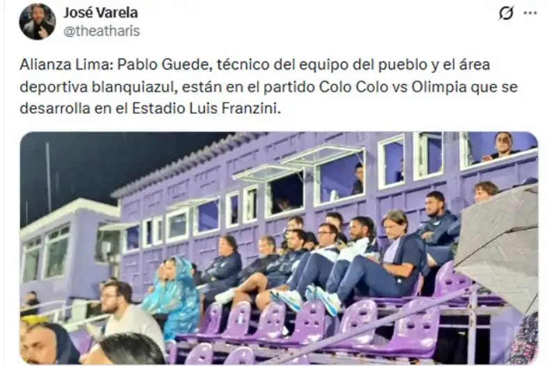Pablo Guede junto a su cuerpo técnico viendo el duelo entre el Cacique y El Decano | FOTO: Redes Sociales