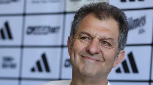 Aníbal Mosa en la presentación del cuarto refuerzo de Colo Colo. (Foto: @ColoColo)
