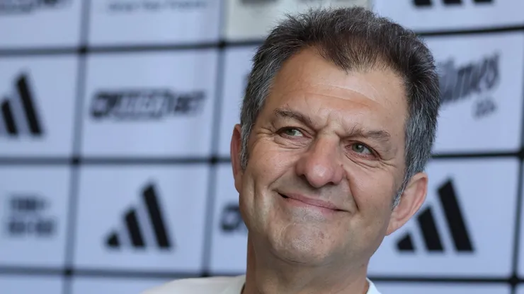 Aníbal Mosa en la presentación del cuarto refuerzo de Colo Colo. (Foto: @ColoColo)