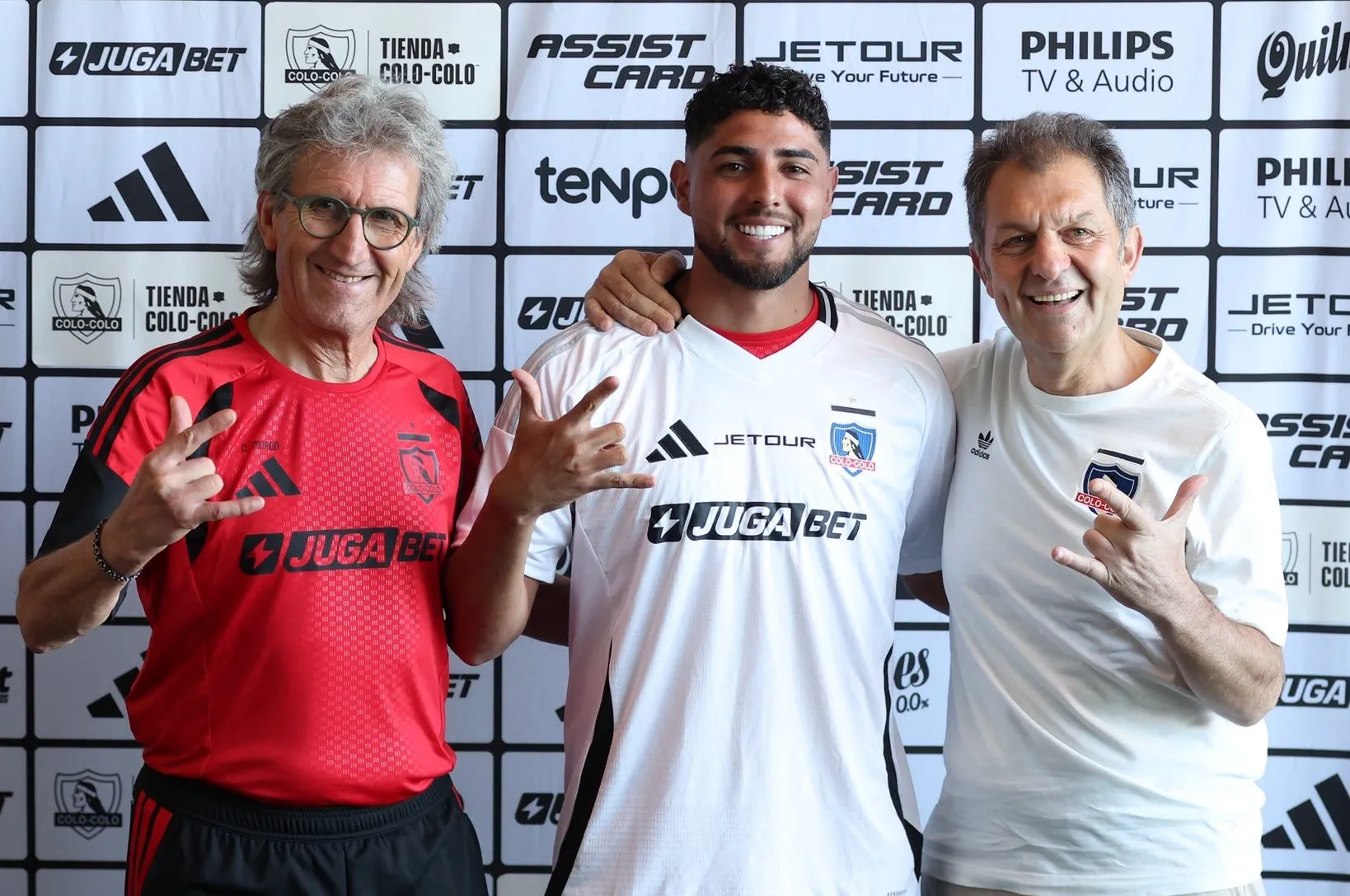 Daniel Morón, Maxi Romero y Aníbal Mosa en la presentación del delantero argentino. (Foto: @ColoColo)