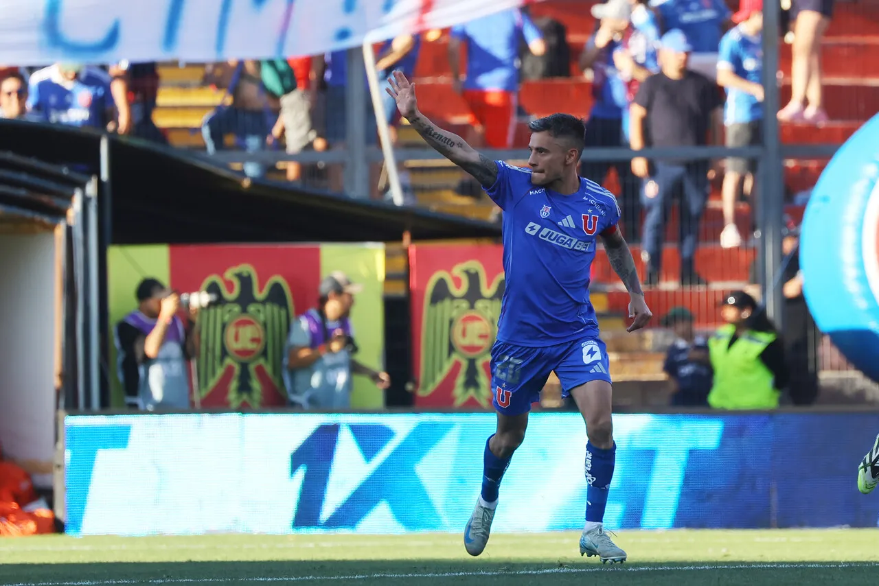 Romero maravillado con Aránguiz. | Foto: Photosport