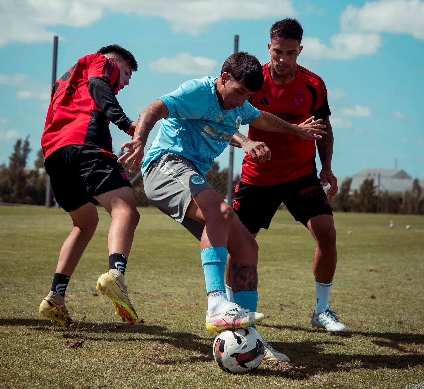 El Cacique se inclinó en su visita a Montevideo City Torque. (Foto: @MvdCityTorque)
