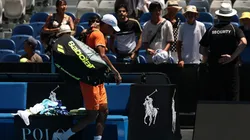 Felix Auger Aliassime no pudo con las lesiones y tuvo que abandonar en el Abierto de Australia.