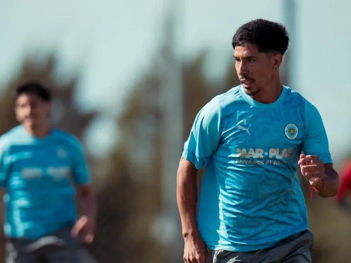 Dejó Colo Colo entre críticas y hoy se llena de elogios en Uruguay