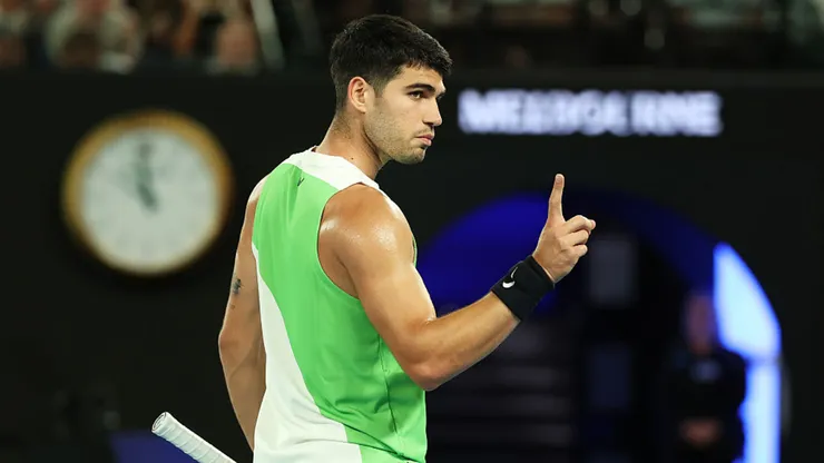 Carlos Alcaraz avanza a paso firme en el Australian Open.