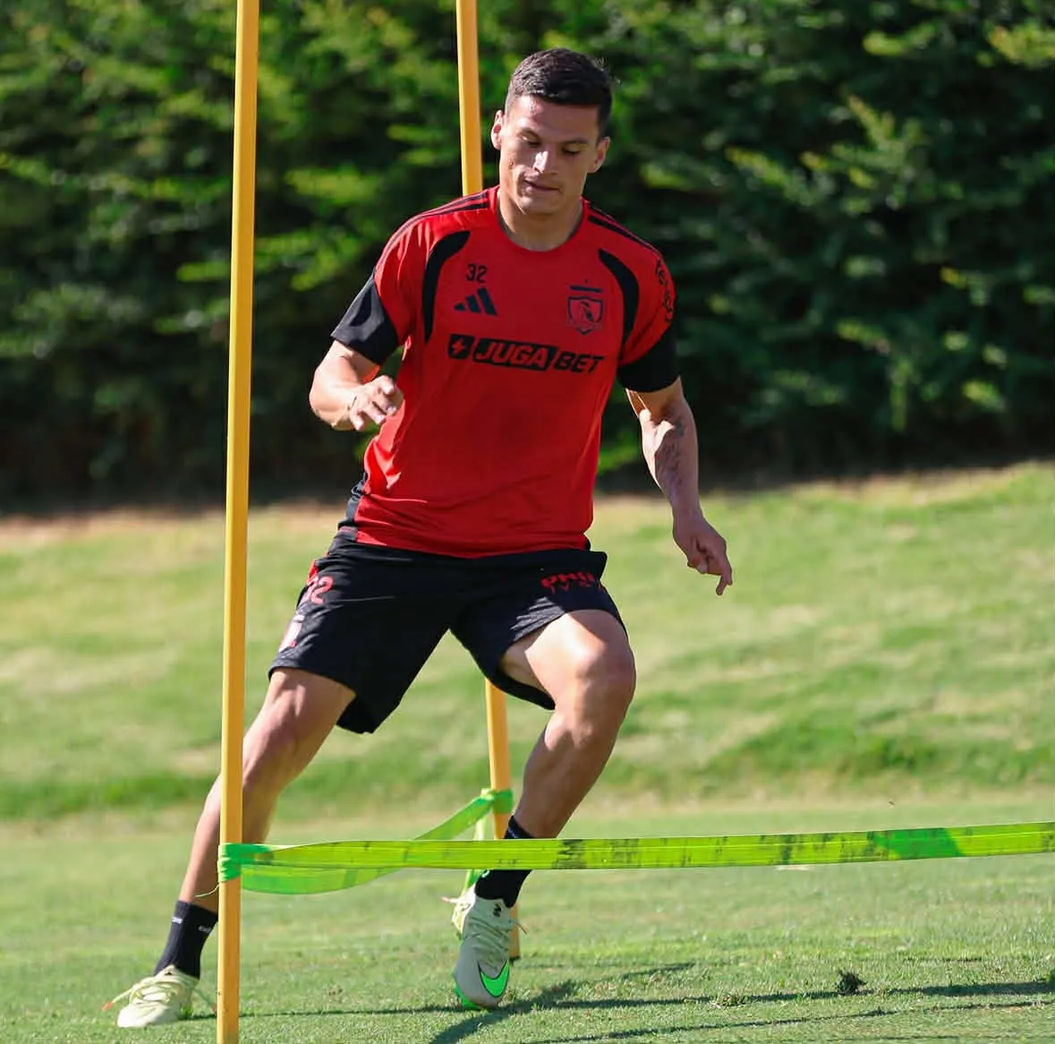 Lucas Cepeda vuelve a quedar al margen en Colo Colo. (Foto: @colocolooficial)