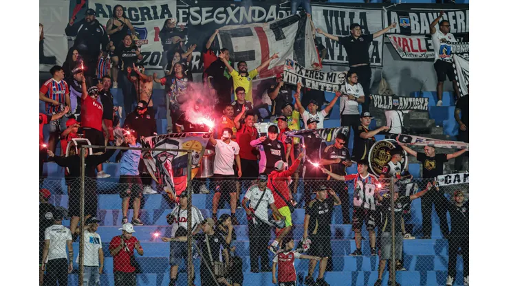 Previo al encuentro amistoso, hubo incidentes entre hinchas a las afueras del Estadio Centenario.