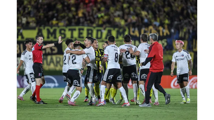 A nada de finalizar el encuentro, jugadores de ambos equipos protagonizaron una pelea.