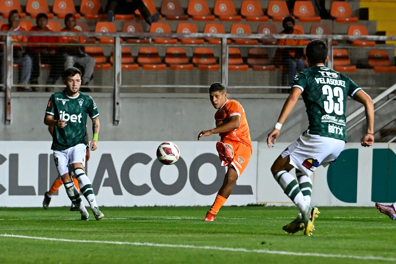 Rivaldo Hernández entrena con el plantel de Cobreloa mientras resuelve su situación legal (Photoport).