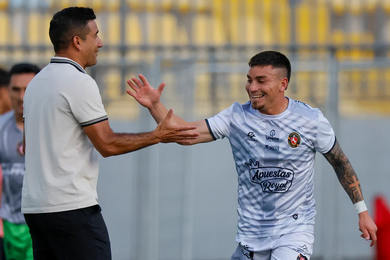 De Tezanos le baja el pulgar a Castro para Colo Colo | Foto: Photosport